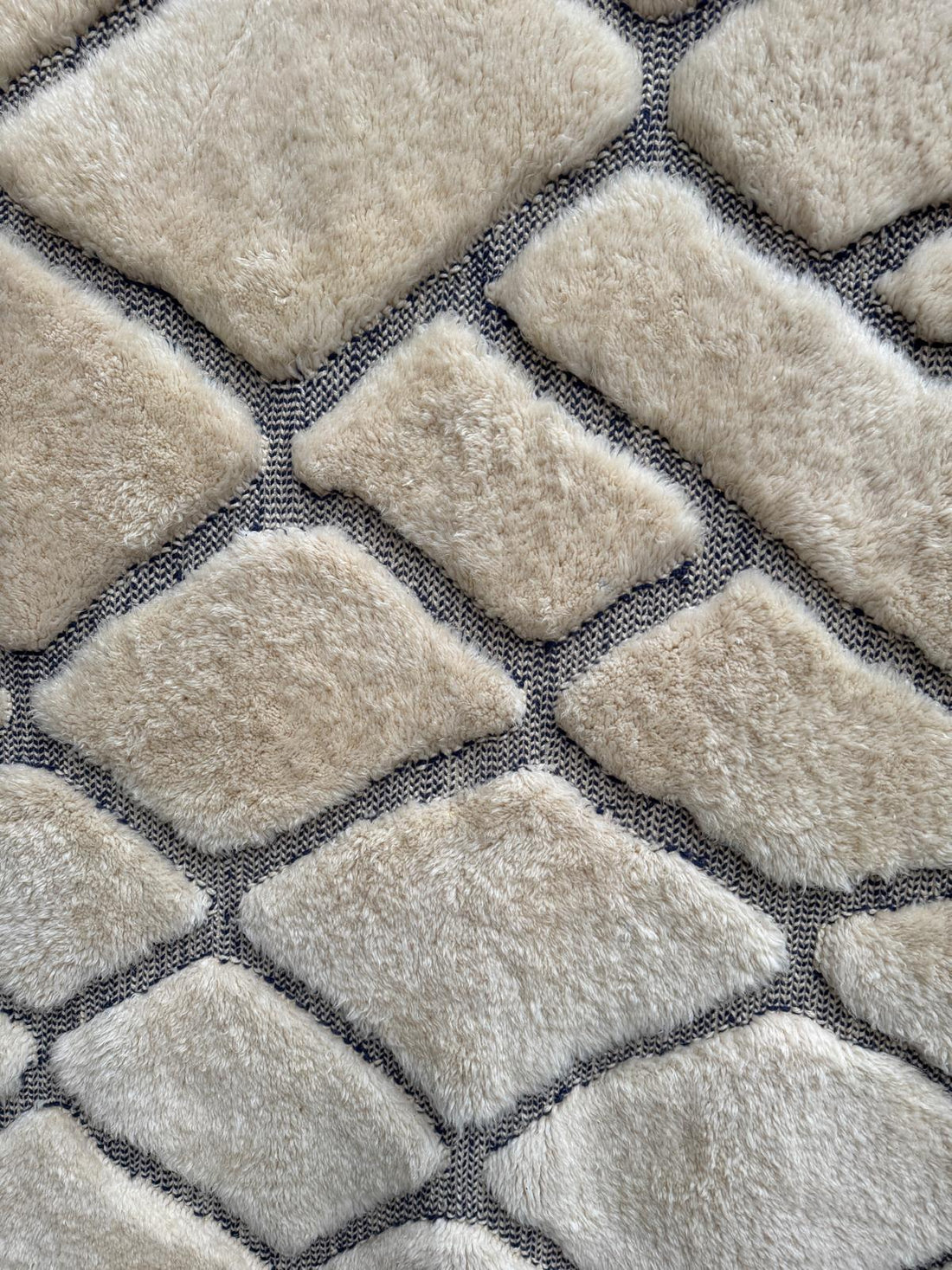 Handmade Fluffy Wool Rug 230 x 300 cm  - Cream & Navy